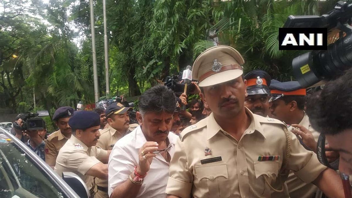 கர்நாடக அரசியலில் ஒரு பாகுபலி : தனி ஒருவனாக ஆட்சியைக் காப்பாற்ற போராடும் டி.கே சிவக்குமார்