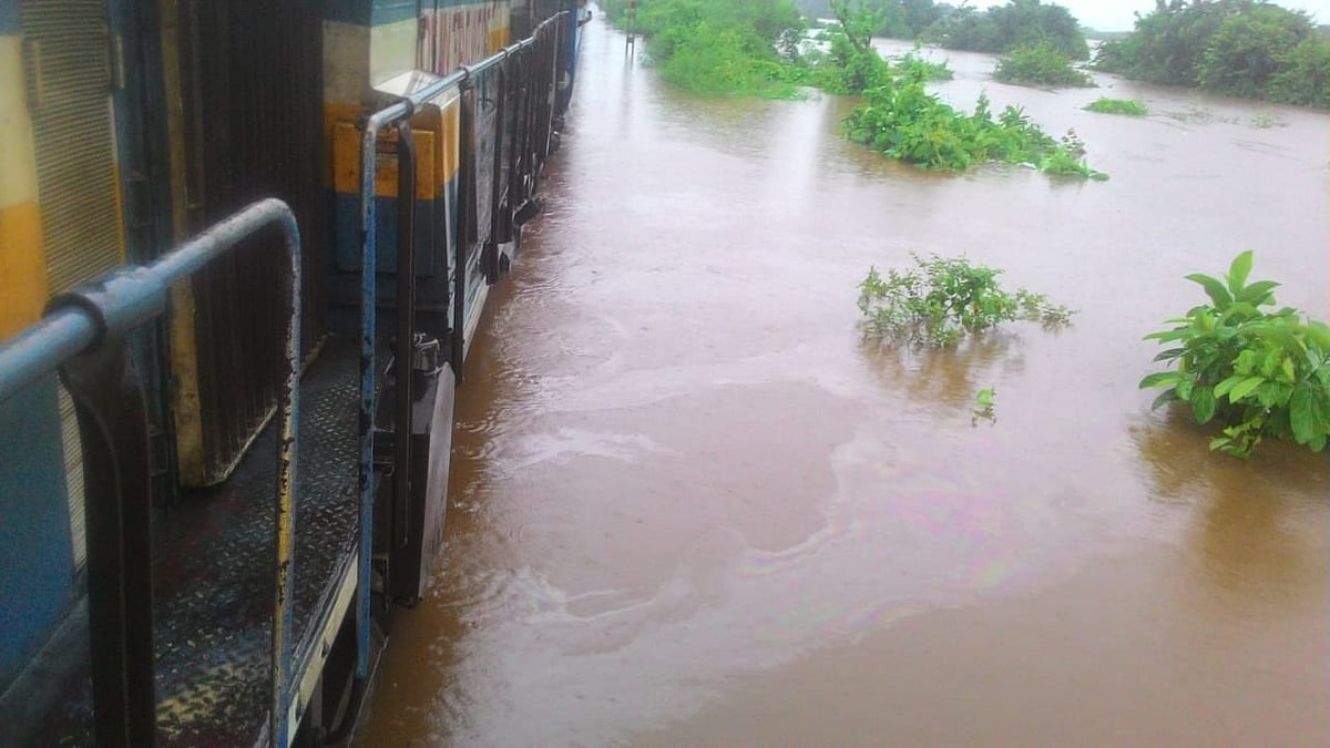 வெள்ளத்தில் சிக்கிய ரயிலில் 700 பயணிகள் : பதபதைக்க வைக்கும் மீட்புக் குழு புகைப்படங்கள் (album)