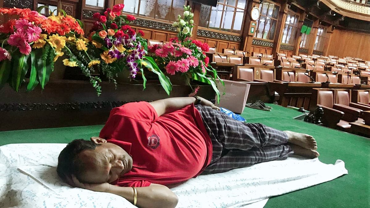 “வாக்கெடுப்பு நடத்தும்வரை வெளியே செல்லமாட்டோம்” : விடிய விடிய சட்டசபையிலேயே இருந்த பா.ஜ.க எம்.எல்.ஏக்கள்!