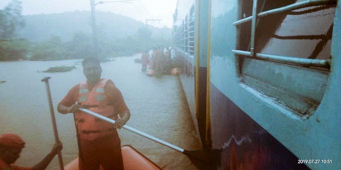 வெள்ளத்தில் சிக்கிய ரயிலில் 700 பயணிகள் : பதபதைக்க வைக்கும் மீட்புக் குழு புகைப்படங்கள் (album)
