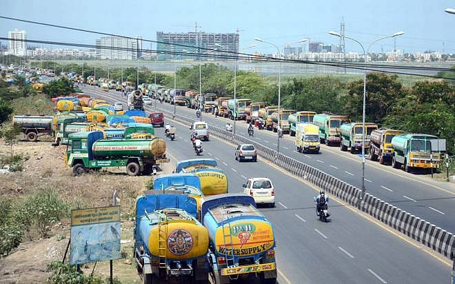 குடிநீர் விநியோகம் மூலம் 10,000 கோடி வருமானம் ஈட்டும் டேங்கர் லாரி அதிபர்கள் 