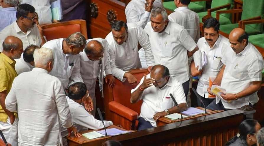 கர்நாடகாவில் நாளை நம்பிக்கை வாக்கெடுப்பு.. காங்கிரஸ் எம்எல்ஏக்கள் இன்று ஆலோசனை.. குமாரசாமி அரசு தப்புமா?