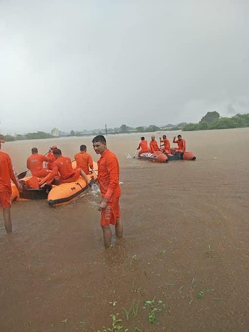 வெள்ளத்தில் சிக்கிய ரயிலில் 700 பயணிகள் : பதபதைக்க வைக்கும் மீட்புக் குழு புகைப்படங்கள் (album)