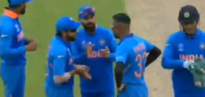 ஒருபக்கம் சாதனை, மறுபக்கம் வேதனை : நேற்றைய போட்டியில் தோனியின் நிலை என்ன தெரியுமா ?