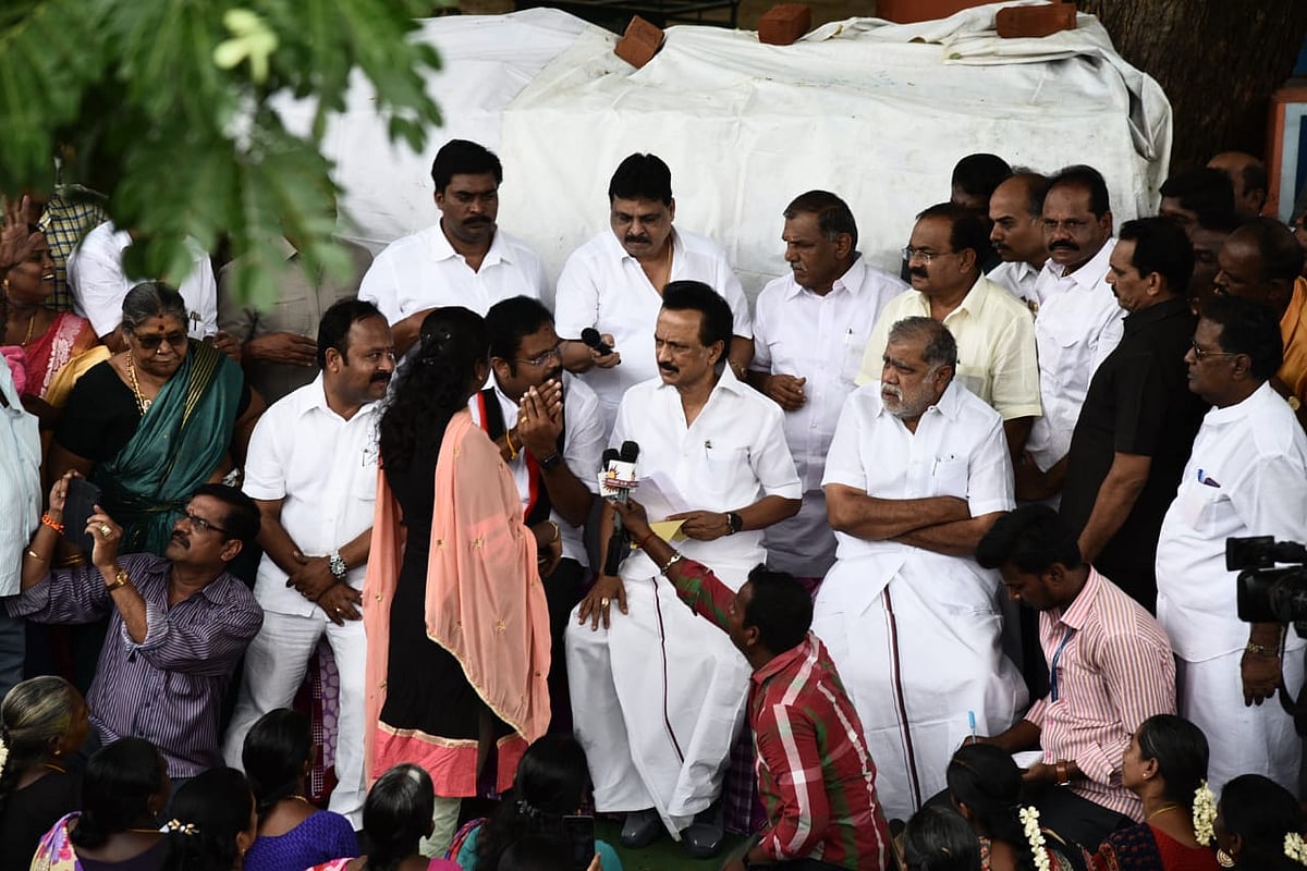 மு.க.ஸ்டாலினை வாஞ்சையுடன் வரவேற்ற வேலூர் மக்கள்... மூன்றாம் நாள் பரப்புரை விறுவிறு..! (ஆல்பம்)