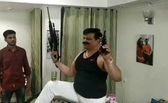 குடிபோதையில் துப்பாக்கிகளுடன் நடனம் ஆடிய பா.ஜ.க எம்.எல்.ஏ! - வைரல் வீடியோ