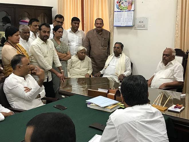 ராஜினாமா செய்யறாங்க.. திரும்ப ஆதரவு தர்றாங்க : என்ன நடக்கிறது காங்கிரஸில் - தொடர் குழப்பத்தில் கர்நாடகா !