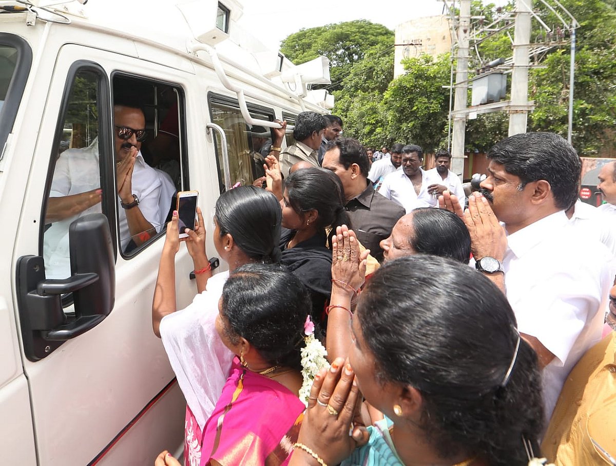 மு.க.ஸ்டாலினை வாஞ்சையுடன் வரவேற்ற வேலூர் மக்கள்... மூன்றாம் நாள் பரப்புரை விறுவிறு..! (ஆல்பம்)