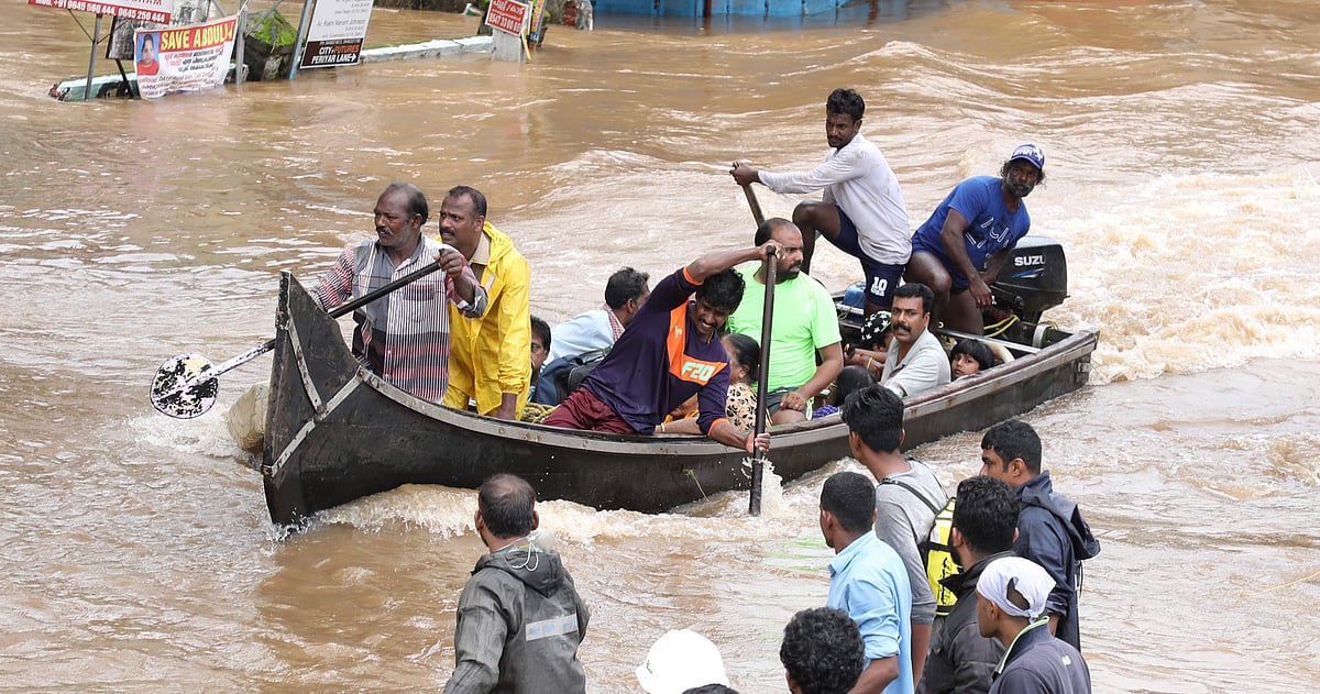 கேரள வெள்ளத்தில் மக்களைக் காத்த மீனவர்களுக்கு கடலோர காவல்படையில் பணி: பினராயி அசத்தல்!