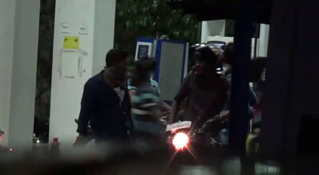 பெட்ரோல் பங்கில் பட்டாக்கத்தி நீட்டி அடிதடியில் ஈடுபட்ட மர்ம நபர்கள்! (வீடியோ)