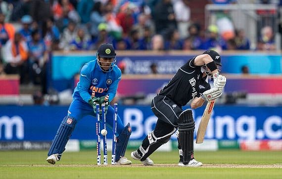 ஒருபக்கம் சாதனை, மறுபக்கம் வேதனை : நேற்றைய போட்டியில் தோனியின் நிலை என்ன தெரியுமா ?