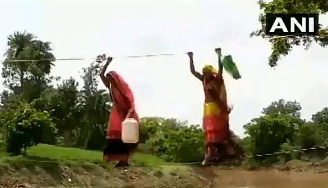 சாலை வசதி இல்லாமல் அபாயகரமான முறையில் ஆற்றைக் கடக்கும் மக்கள்! (வீடியோ)