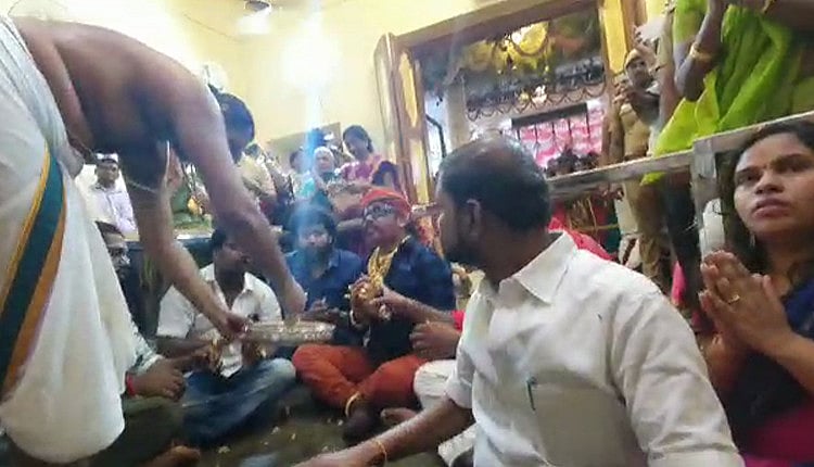 அத்தி வரதரை வி.ஐ.பி வரிசையில் அமர்ந்து கும்பிட்ட  ரவுடி  : அனுமதி பெற்றது எப்படி ?  விசாரணை தொடக்கம்