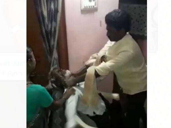 ‘குடிக்க காசு தரமாட்டியா, அப்போ செத்துப் போ..’ : குடி வெறியில் தந்தையைக் கொன்ற மகன் - அதிர்ச்சி வீடியோ 