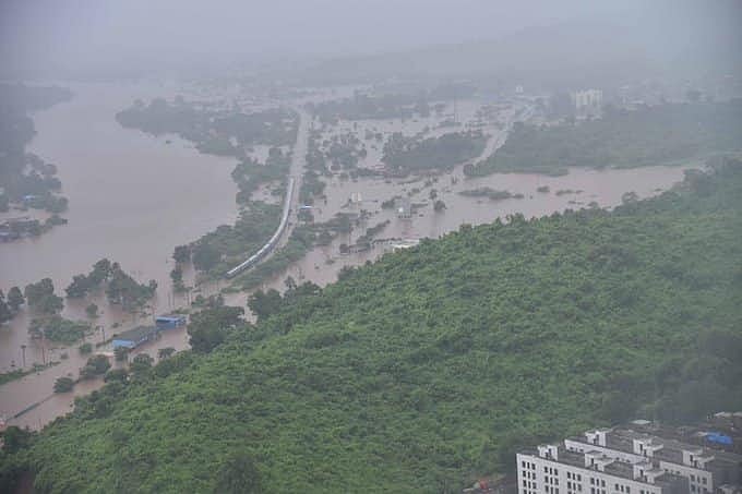 வெள்ளத்தில் சிக்கிய ரயிலில் 700 பயணிகள் : பதபதைக்க வைக்கும் மீட்புக் குழு புகைப்படங்கள் (album)