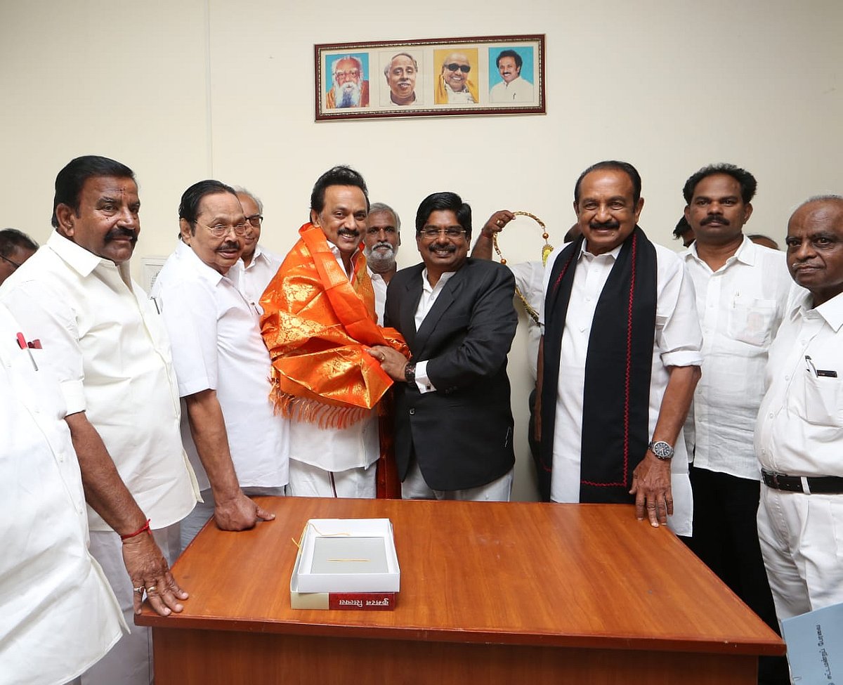 கலைஞர் நினைவிடத்தில் கலங்கிய வைகோ : பெரியார், அண்ணாவுக்கு மரியாதை செய்த ராஜ்யசபா எம்.பி.,க்கள் (album)