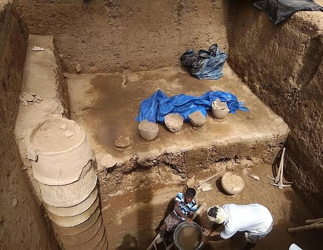  கீழடியில் பழந்தமிழர் பயன்படுத்திய தாழி : வியந்த சுற்றுலா பயணிகள்!