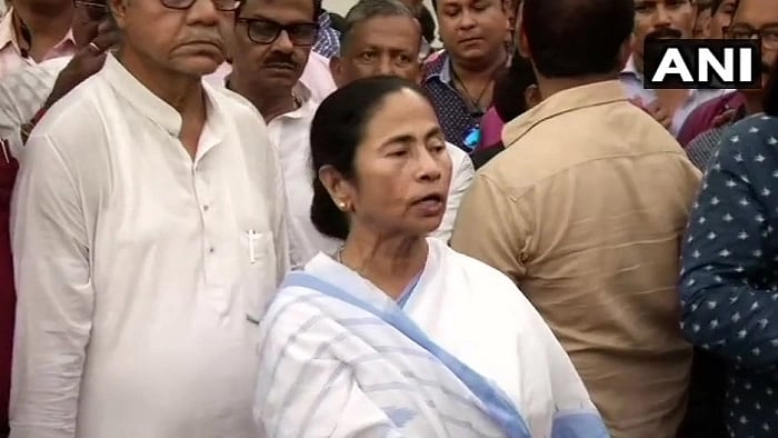 சோன்பத்ரா விவகாரம்:  பா.ஜ.கவுக்கு சரமாரி கேள்வி: பிரியங்கா காந்திக்கு ஆதரவு -கொதித்தெழுந்த மம்தா பானர்ஜி!