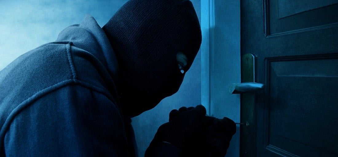 மொய் விருந்தில் வசூலான நான்கு கோடி : திருட வந்து மாட்டிக்கொண்ட திருடர்கள்.. தர்ம அடி கொடுத்த ஊர் மக்கள் !