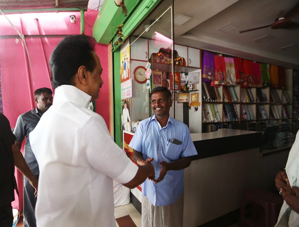 மு.க.ஸ்டாலினை வாஞ்சையுடன் வரவேற்ற வேலூர் மக்கள்... மூன்றாம் நாள் பரப்புரை விறுவிறு..! (ஆல்பம்)