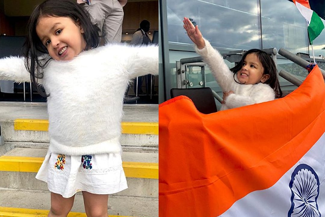 அரையிறுதிக்குச் சென்ற இந்திய அணி : அப்பா தோனி விளையாடும்போது உற்சாகப்படுத்திய மகள் ஸிவா !