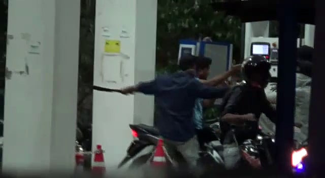 பெட்ரோல் பங்கில் பட்டாக்கத்தி நீட்டி அடிதடியில் ஈடுபட்ட மர்ம நபர்கள்! (வீடியோ)