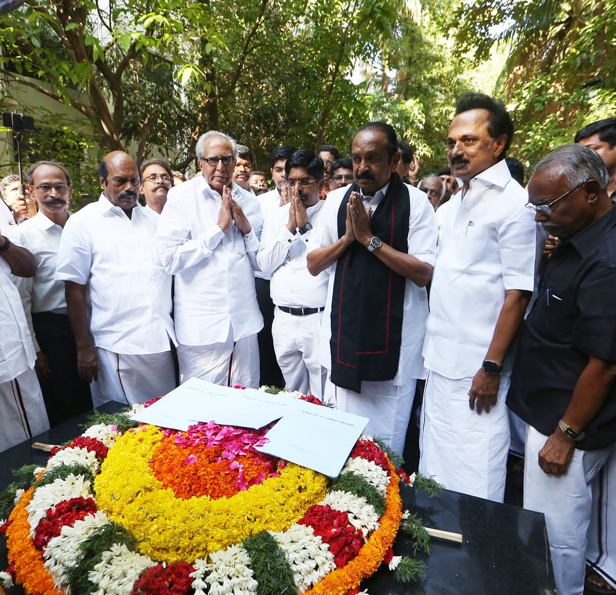 கலைஞர் நினைவிடத்தில் கலங்கிய வைகோ : பெரியார், அண்ணாவுக்கு மரியாதை செய்த ராஜ்யசபா எம்.பி.,க்கள் (album)