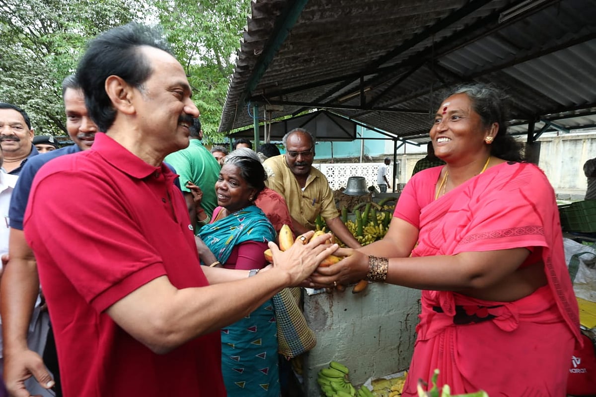 பரப்புரையை தொடங்கிய மு.க.ஸ்டாலின்... திரண்டு வந்து வரவேற்பளித்த வேலூர் மக்கள்... (ஆல்பம்)