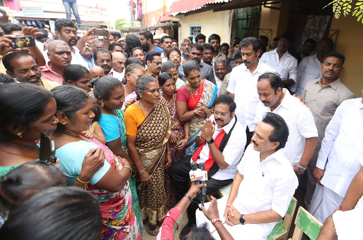 மு.க.ஸ்டாலினை வாஞ்சையுடன் வரவேற்ற வேலூர் மக்கள்... மூன்றாம் நாள் பரப்புரை விறுவிறு..! (ஆல்பம்)