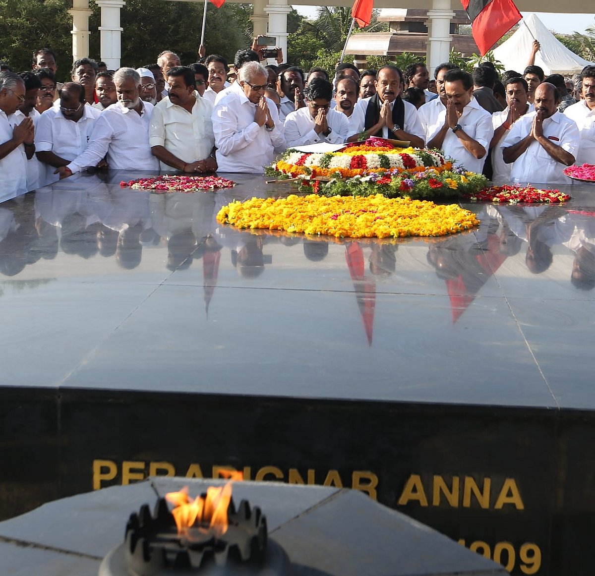 கலைஞர் நினைவிடத்தில் கலங்கிய வைகோ : பெரியார், அண்ணாவுக்கு மரியாதை செய்த ராஜ்யசபா எம்.பி.,க்கள் (album)