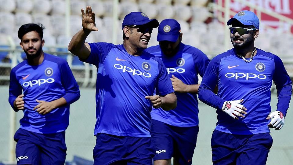 இளைஞரான ரிஷப் பண்ட்க்கு வழிவிட்டு ஒதுங்கும் தோனி : கிளம்பும் யூகங்கள்.. திரை மறைவுத் தகவல்கள் !