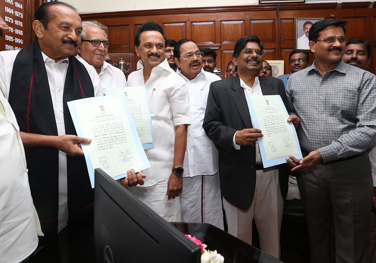 கலைஞர் நினைவிடத்தில் கலங்கிய வைகோ : பெரியார், அண்ணாவுக்கு மரியாதை செய்த ராஜ்யசபா எம்.பி.,க்கள் (album)