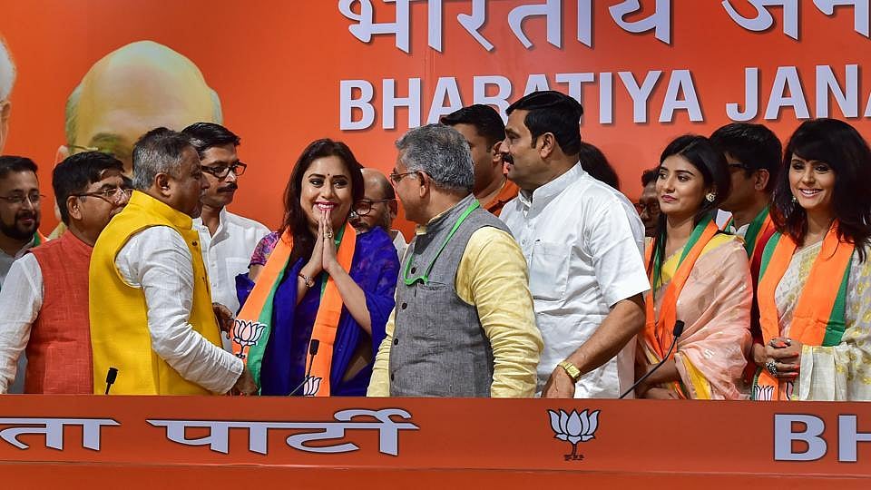 மக்களை கவர  பிரபலங்களை கட்சிக்குள் இழுக்கும் பா.ஜ.க : ரஜினி, தோனி என வரிசை கட்டும் பட்டியல் ?