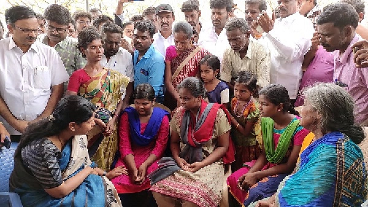 ‘என்ன தேவையா இருந்தாலும், என்கிட்ட கேளுங்க’ - உதவி செய்வதாக மாரியம்மாள் குழந்தைகளிடம் உறுதியளித்த கனிமொழி