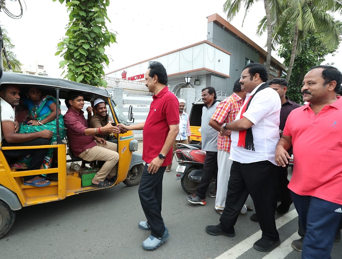 பரப்புரையை தொடங்கிய மு.க.ஸ்டாலின்... திரண்டு வந்து வரவேற்பளித்த வேலூர் மக்கள்... (ஆல்பம்)