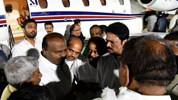 குழப்பத்தில் கர்நாடக அரசியல்.. பரபரக்கும் பா.ஜ.க.. கவலையில் காங்கிரஸ் : எங்கே குமாரசாமி ?