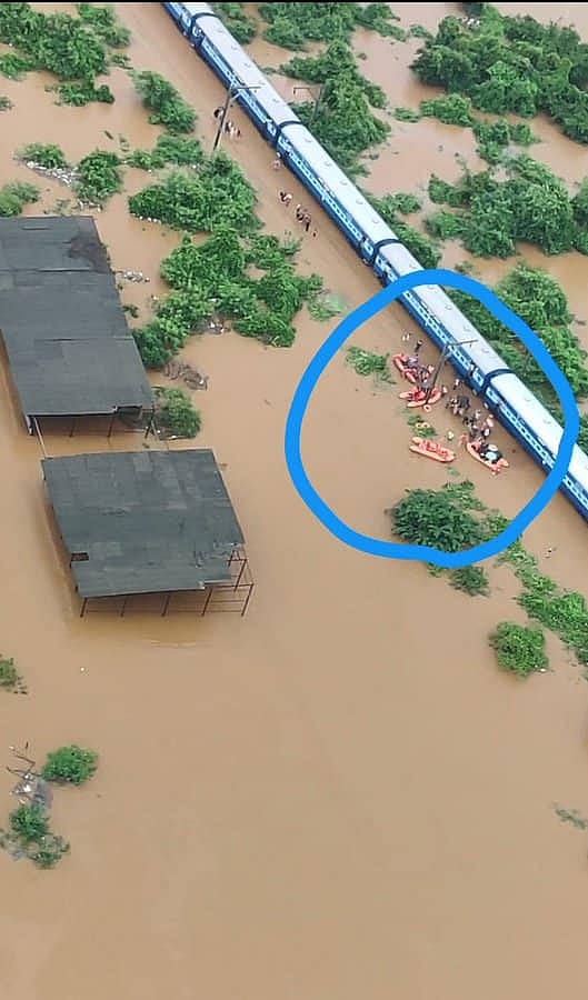 வெள்ளத்தில் சிக்கிய ரயிலில் 700 பயணிகள் : பதபதைக்க வைக்கும் மீட்புக் குழு புகைப்படங்கள் (album)