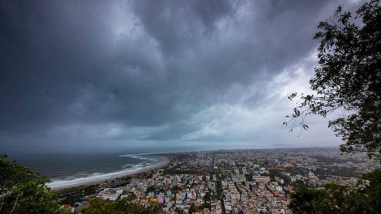 வலுவிழக்கும் சூப்பர் சைக்ளோன் உம்ஃபன் : 7 மாவட்டங்களில் இடியுடன் கூடிய மழைக்கு வாய்ப்பு - வானிலை அப்டேட்!