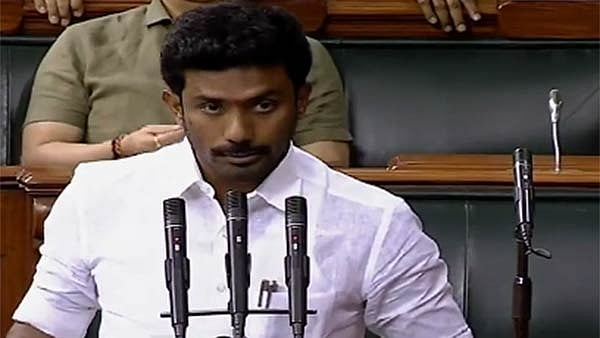 “எப்படி என் ரைமிங்கு”  Democracyக்கு டி.ஆர் ஸ்டைலில் விளக்கம் கொடுத்த ஓ.பி.ரவீந்திரநாத்