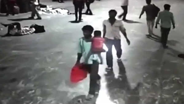 சென்ட்ரல் ரயில் நிலையத்தில் கடத்தப்பட்ட குழந்தையை 48 மணி நேரத்தில் மீட்ட காவல்துறை : குவியும் பாராட்டுகள்