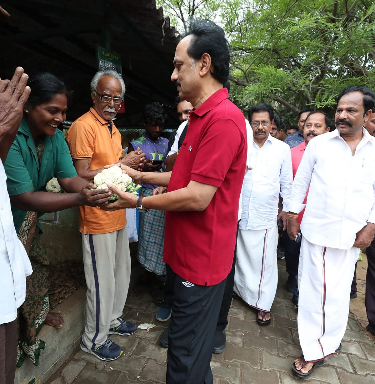 பரப்புரையை தொடங்கிய மு.க.ஸ்டாலின்... திரண்டு வந்து வரவேற்பளித்த வேலூர் மக்கள்... (ஆல்பம்)
