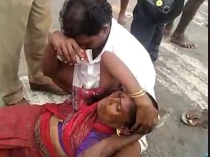 வாகன சோதனையின் போது போலீசார் அத்துமீறல் : லத்தியால் தாக்கி பெண்ணின் மண்டையை உடைத்த போலீஸ்! (வீடியோ)