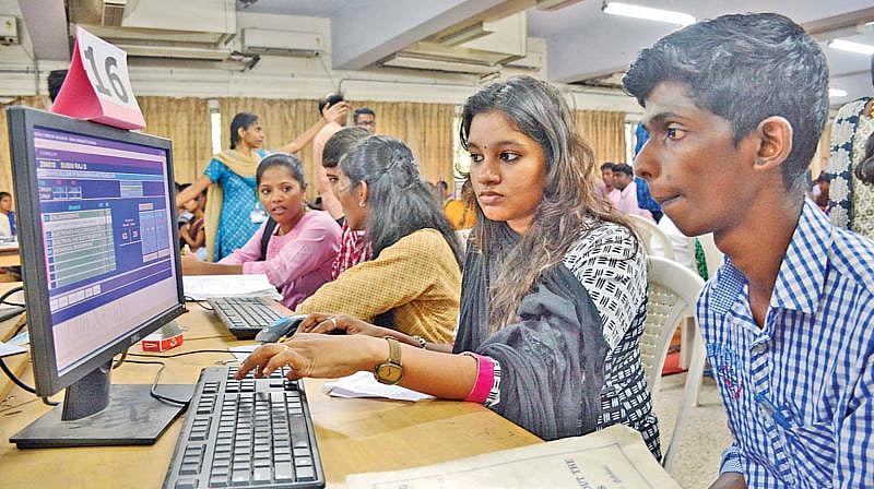 ஒருவர் கூட சேராத 35 கல்லூரிகள்; நிரம்பாத 1 லட்சம் இடங்கள்- பொறியியலை புறக்கணிக்கும் தமிழக மாணவர்கள்!