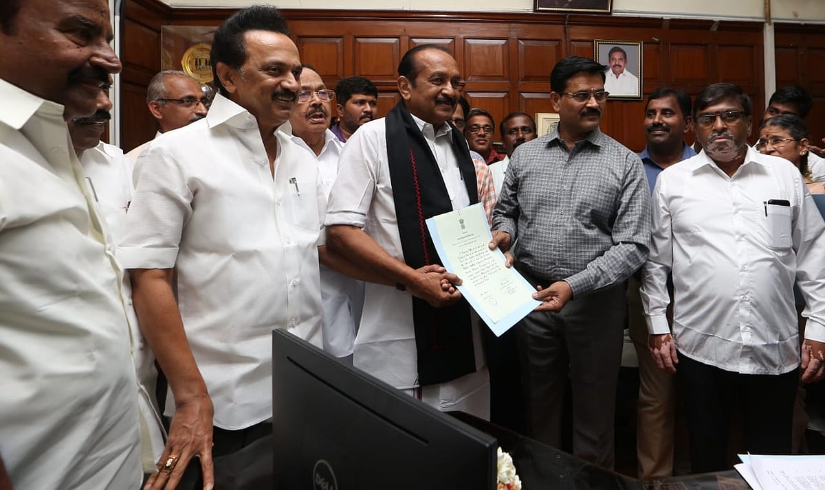 கலைஞர் நினைவிடத்தில் கலங்கிய வைகோ : பெரியார், அண்ணாவுக்கு மரியாதை செய்த ராஜ்யசபா எம்.பி.,க்கள் (album)