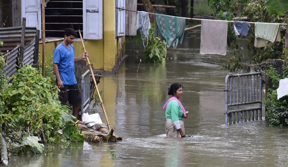 வடமாநிலங்களை புரட்டிப் போட்ட மழை வெள்ளம் : இடுப்பளவு நீரில் மிதக்கும் மக்கள்!