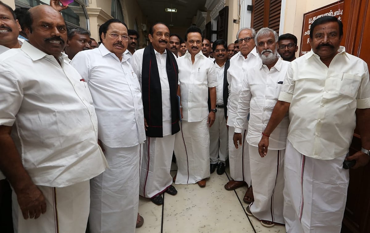 கலைஞர் நினைவிடத்தில் கலங்கிய வைகோ : பெரியார், அண்ணாவுக்கு மரியாதை செய்த ராஜ்யசபா எம்.பி.,க்கள் (album)