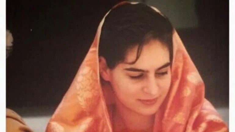 ட்விட்டரில் ட்ரெண்டாகும் #SareeTwitter : ட்ரெண்டிங்கில் இணைந்த பிரியங்கா ! - பாராட்டிய இளைஞர் காங்கிரஸ்