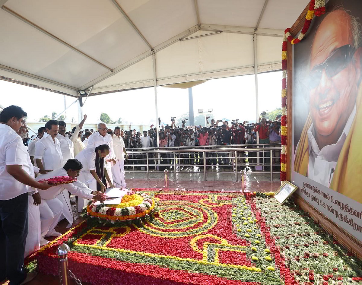 கலைஞர் நினைவிடத்தில் கலங்கிய வைகோ : பெரியார், அண்ணாவுக்கு மரியாதை செய்த ராஜ்யசபா எம்.பி.,க்கள் (album)