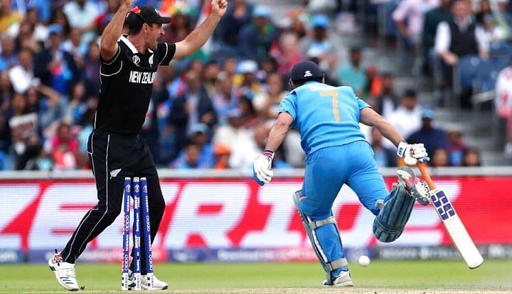 ‘நோ பாலில்’ ரன் அவுட் ஆக்கப்பட்டாரா தோனி? - கொதிக்கும் இந்திய ரசிகர்கள்!