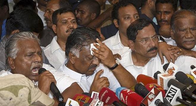 11 எம்.எல்.ஏக்கள் தகுதி நீக்க வழக்கு விரைவில் விசாரணை : உச்சநீதிமன்றம் அறிவிப்பு  !